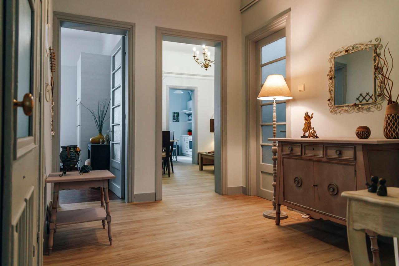 Monastiraki-Psiri, Old Town, 3-Bdr Apt, Sleep 6-10P, Spacious Court Yard أثينا المظهر الخارجي الصورة