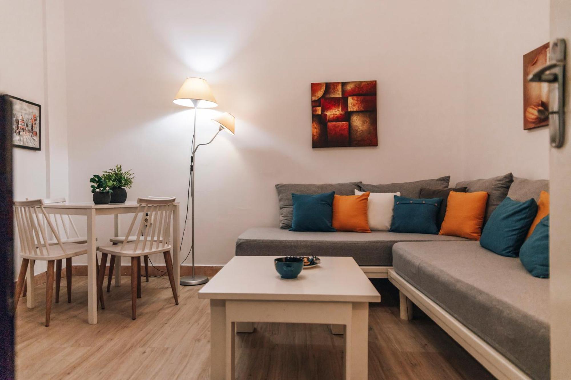 Monastiraki-Psiri, Old Town, 3-Bdr Apt, Sleep 6-10P, Spacious Court Yard أثينا المظهر الخارجي الصورة