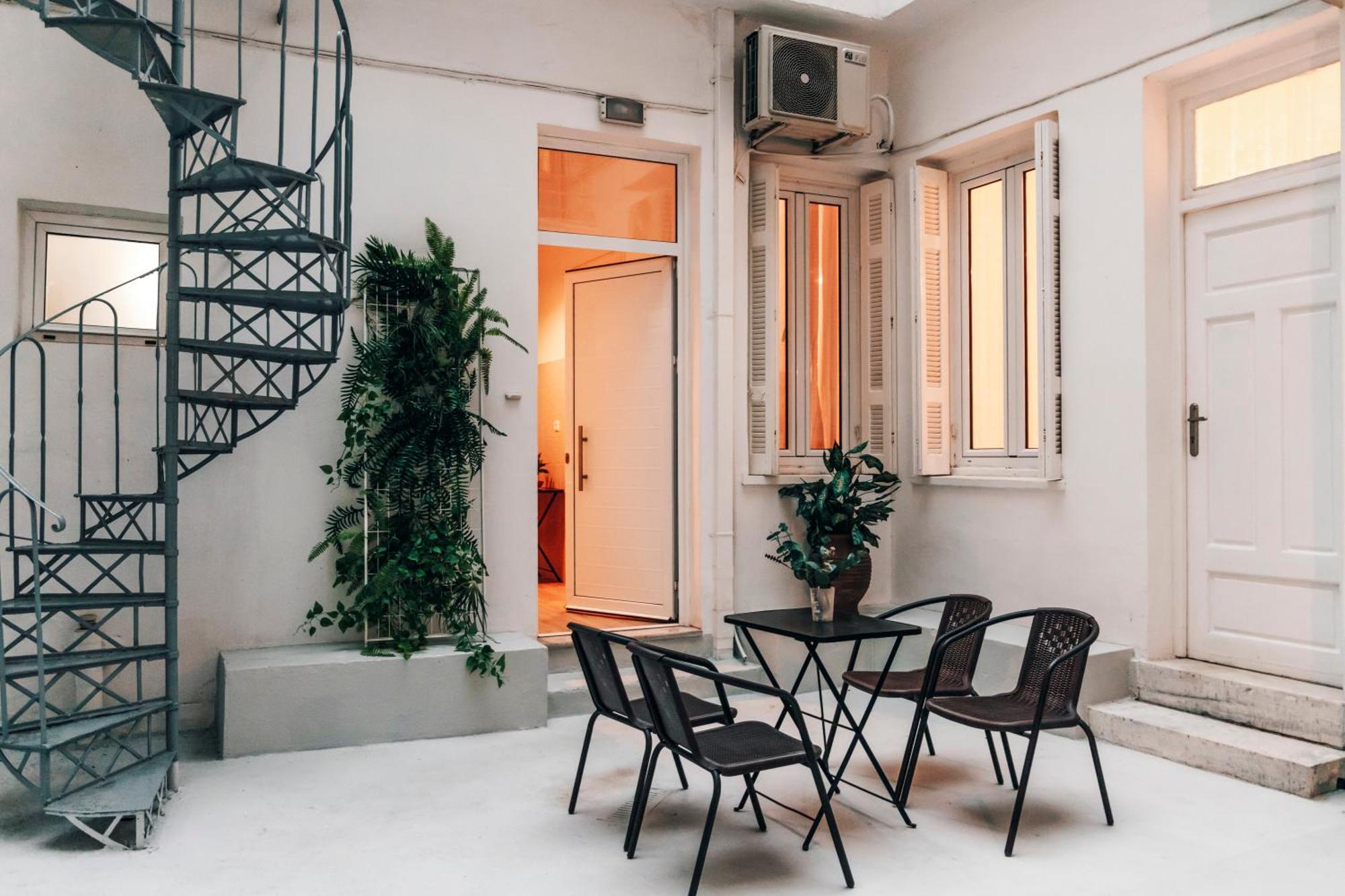 Monastiraki-Psiri, Old Town, 3-Bdr Apt, Sleep 6-10P, Spacious Court Yard أثينا المظهر الخارجي الصورة