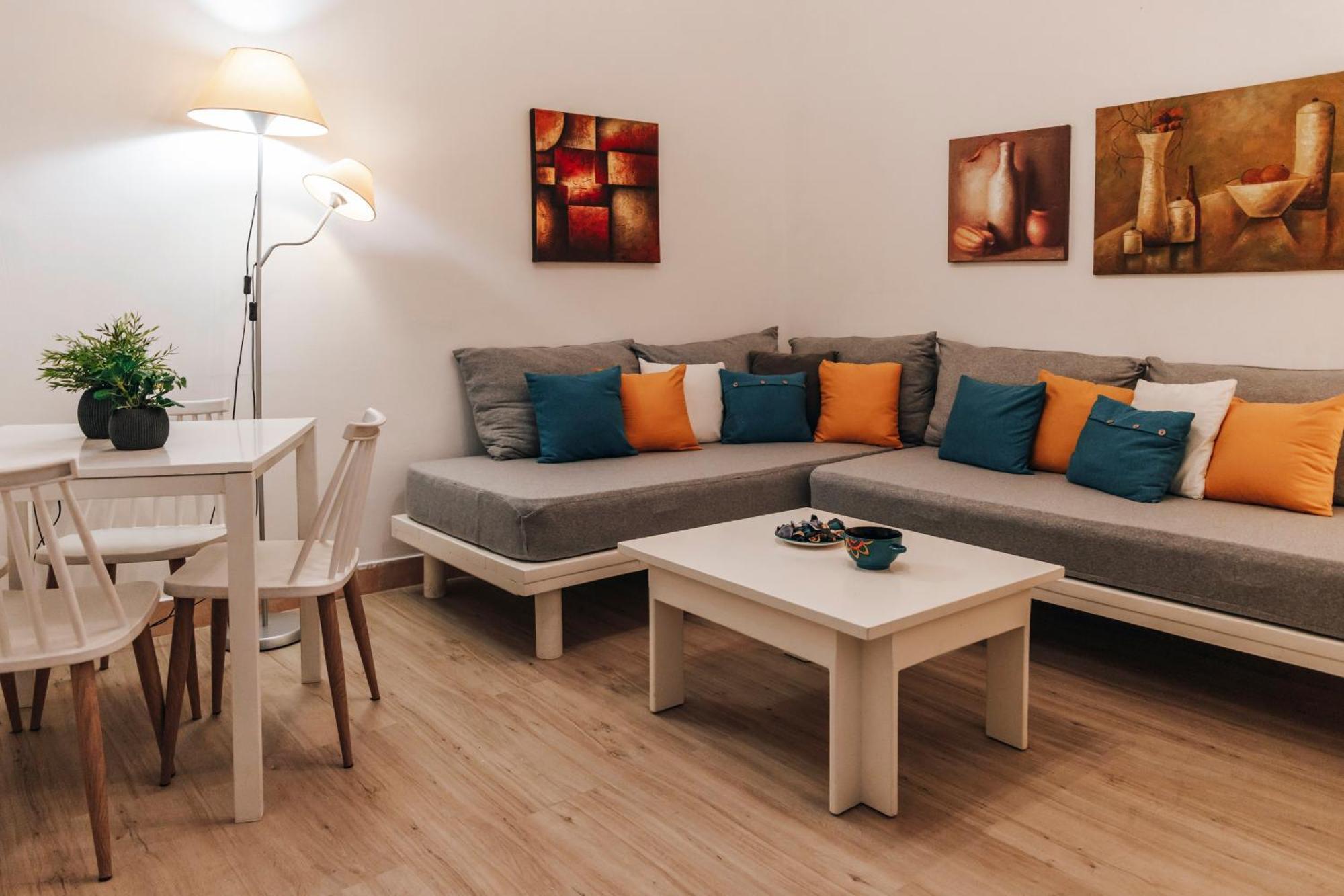 Monastiraki-Psiri, Old Town, 3-Bdr Apt, Sleep 6-10P, Spacious Court Yard أثينا المظهر الخارجي الصورة