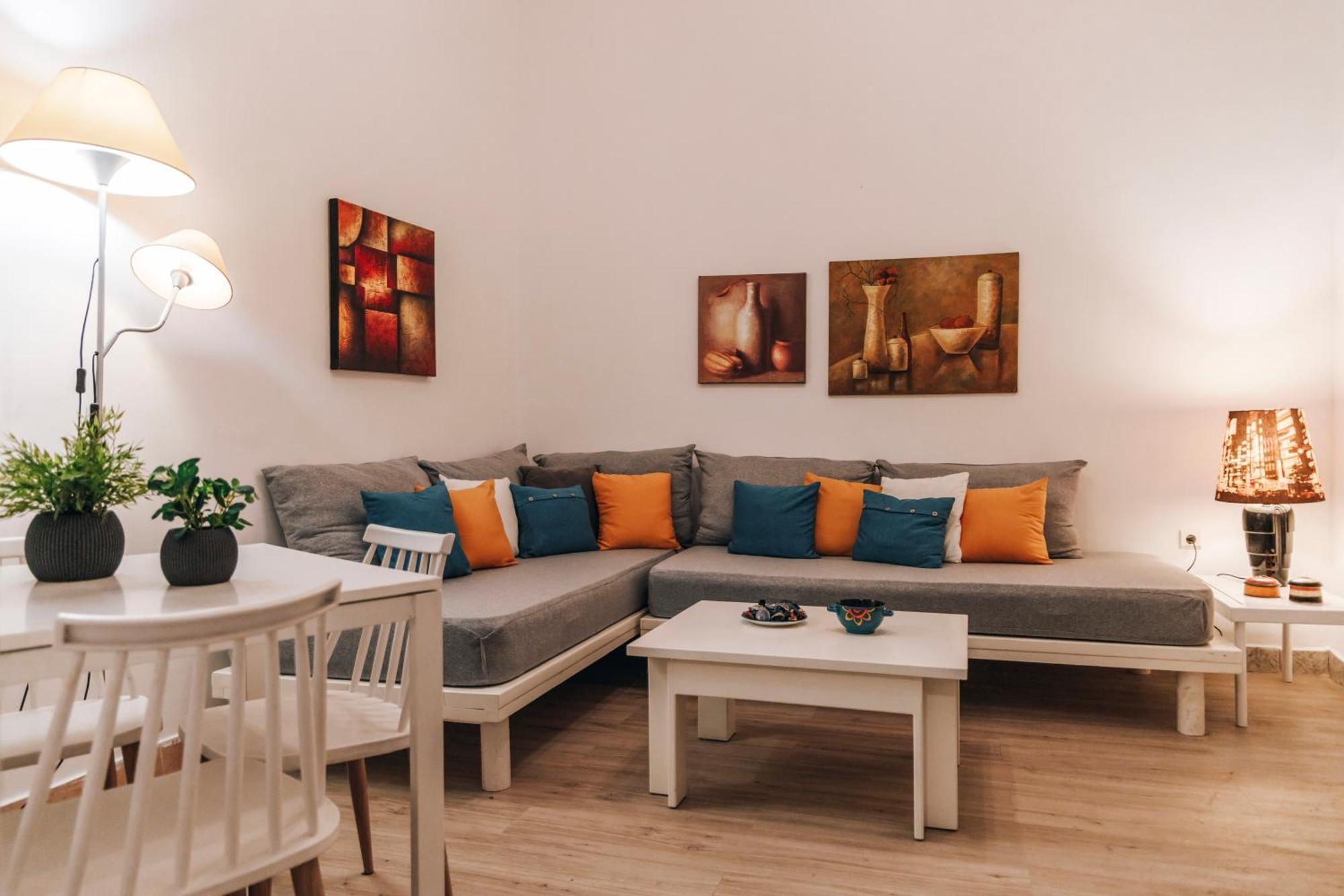 Monastiraki-Psiri, Old Town, 3-Bdr Apt, Sleep 6-10P, Spacious Court Yard أثينا المظهر الخارجي الصورة